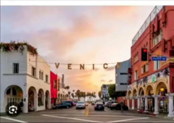 Central Santa Monica Beach Shopping Venice
